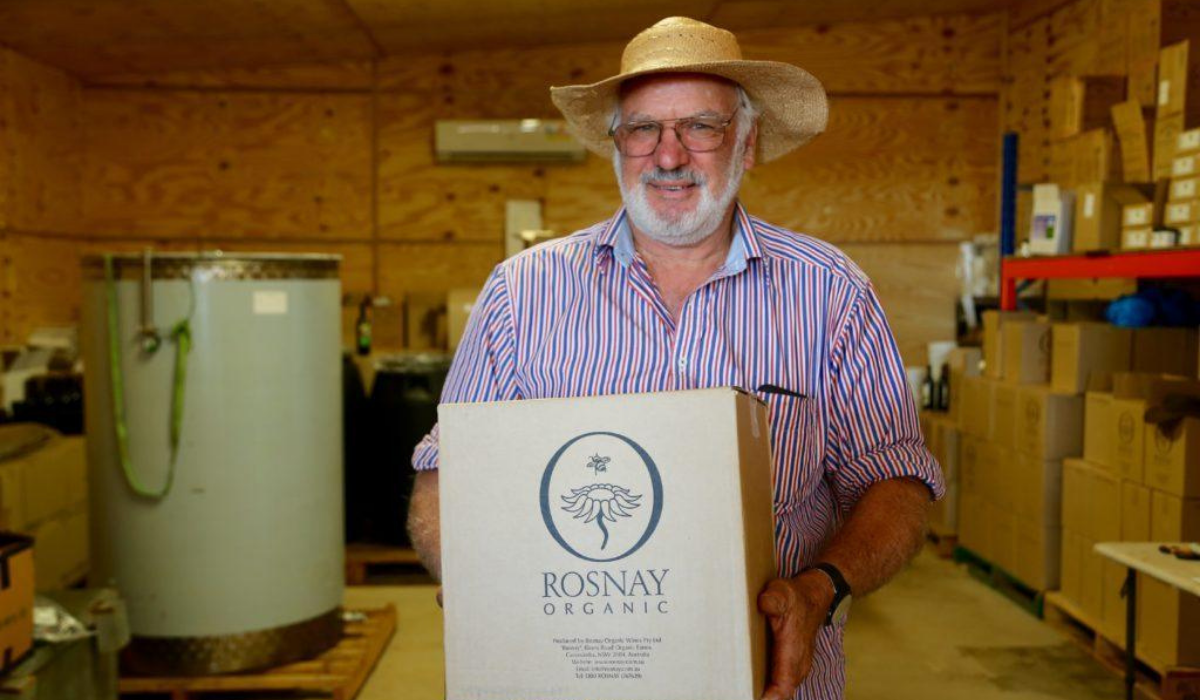 Richard Statham packing Rosnay Organic boxes